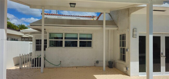 Building Photo - 1700 Bay Dr