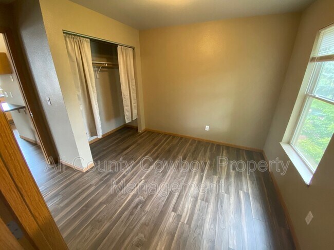 Building Photo - 535 E Mitchell St