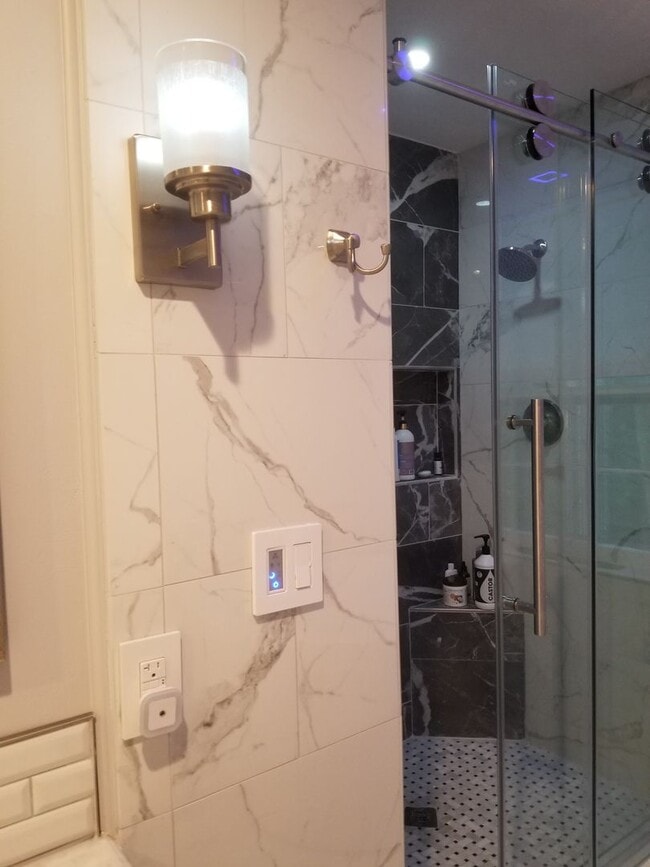 Building Photo - 225 Woodglen Dr