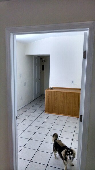 Building Photo - 615 S Tulip St