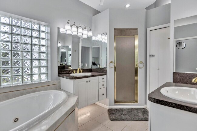 Building Photo - 2127 Lagoon Dr