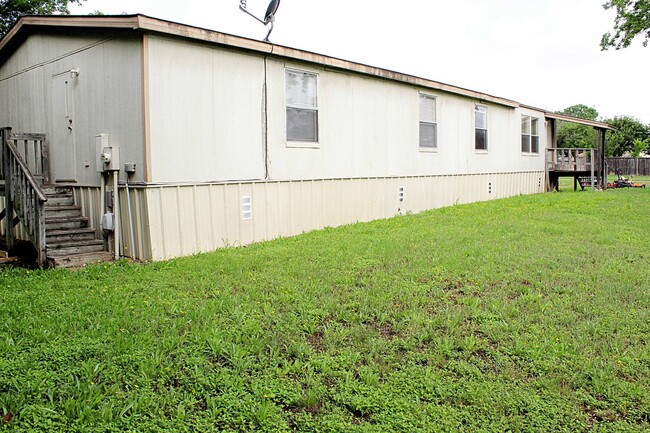 Building Photo - Spacious 4 bedroom mobile home ready for a...