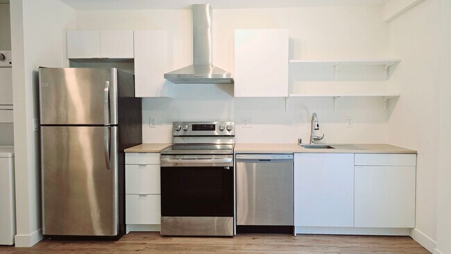 Building Photo - Redwood City: Remodeled Studio w/ Laundry In Unit & Parking Included