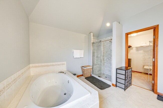 Building Photo - 3423 Goldfinch Dr