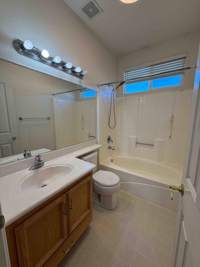 Building Photo - Spacious Cresleigh Ranch Home Near Schools...