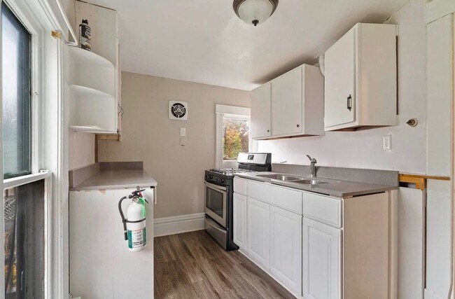 Building Photo - HALF OFF FIRST MONTHS RENT SPECIAL 4 Bedro...