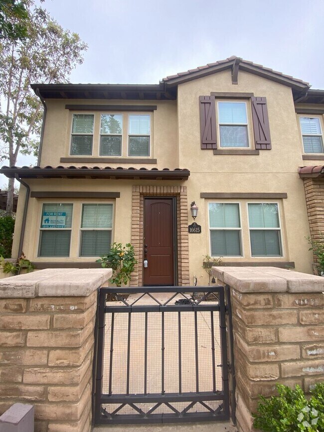 Building Photo - Move-in Ready Townhome in Parklike Community