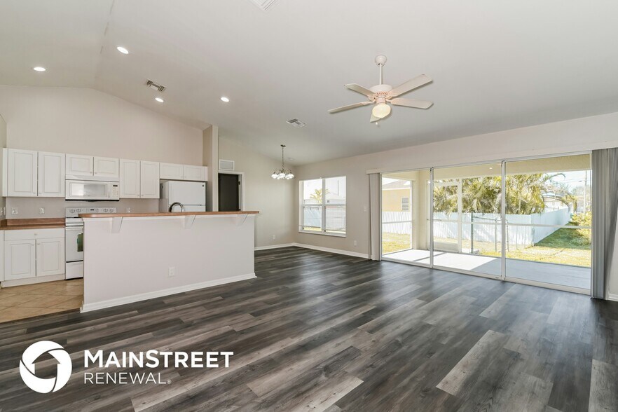 Building Photo - 2428 NE 1st Ave