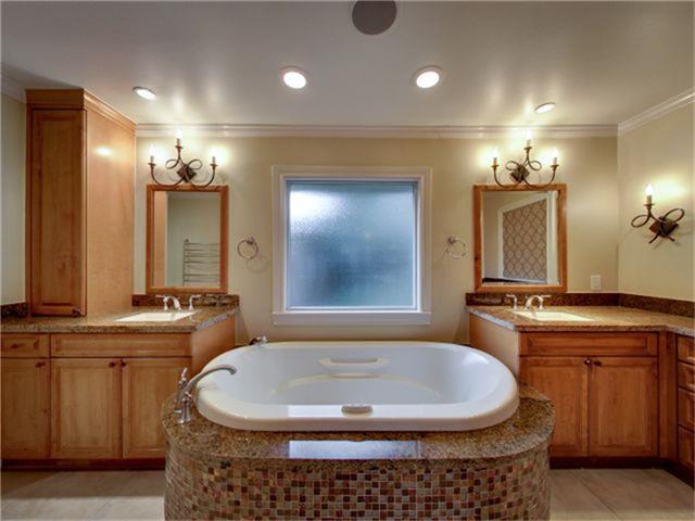 Building Photo - 4517 Tonawanda Dr
