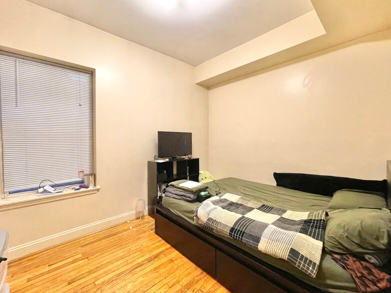 Building Photo - 4831 N Sawyer Ave