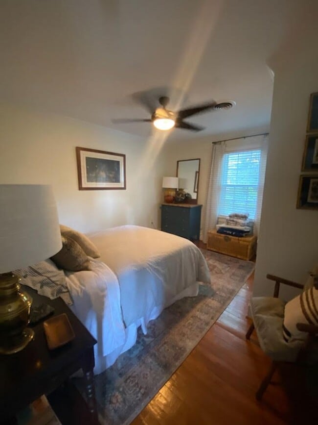 Building Photo - Beautiful historic 3BR/1.5BA Home in Downt...