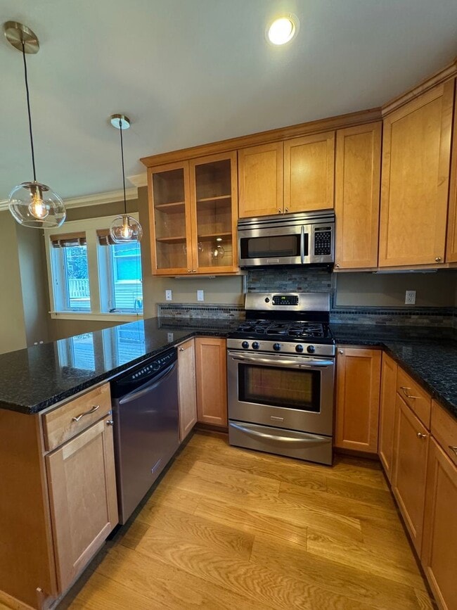 Building Photo - Cozy 3 bed 2.5 bath townhome on North Quee...