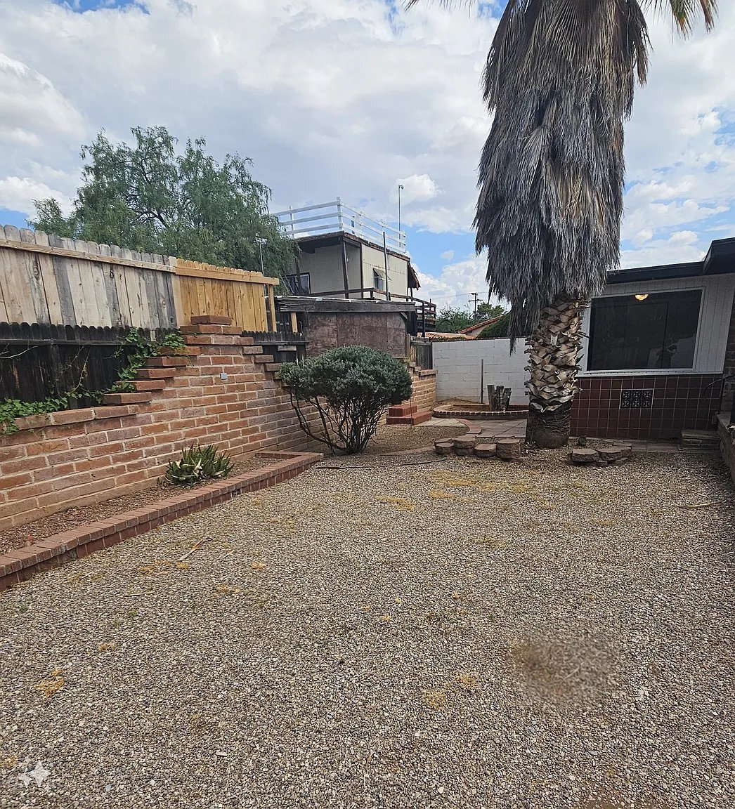 Building Photo - 2120 N Edison Terrace