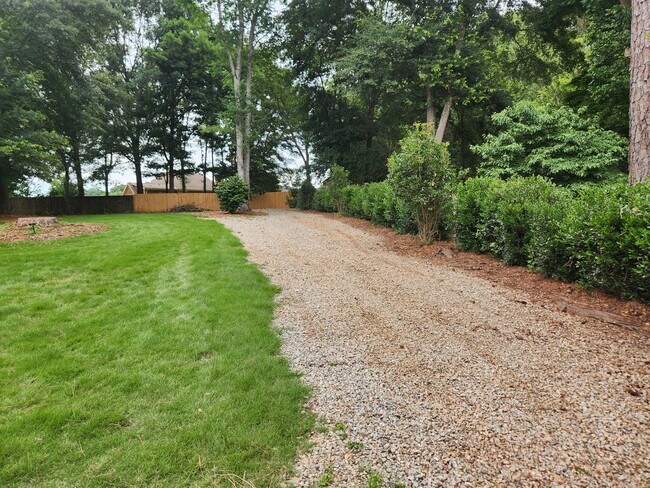 Building Photo - Executive Rental in Lake Redwine Community, 4 Bedrooms and 2.5 Baths 2 Car Garage - Newnan, GA
