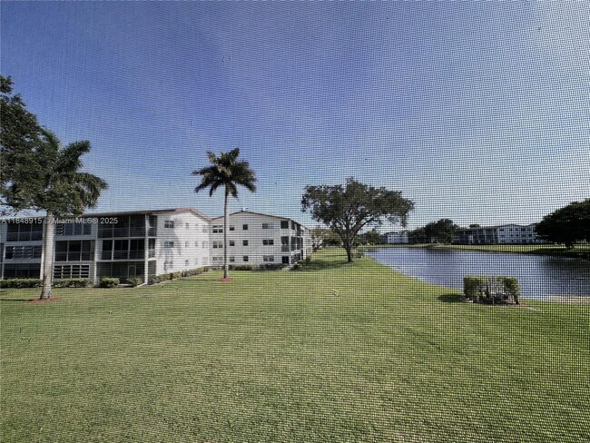 Building Photo - 569 Fanshaw N