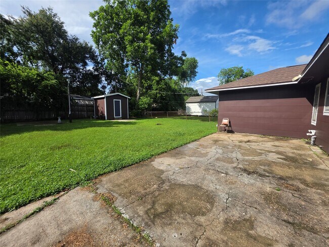 Building Photo - 705 N Circle Dr