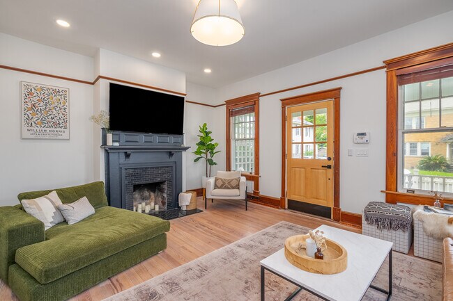 Building Photo - Bungalow Heaven in Baldwin Park!