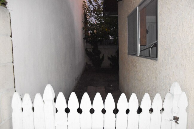 Building Photo - Cypress (125-127) South