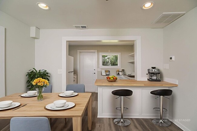 Building Photo - 1 bedroom / 1 bath ~ Just Renovated & Move...