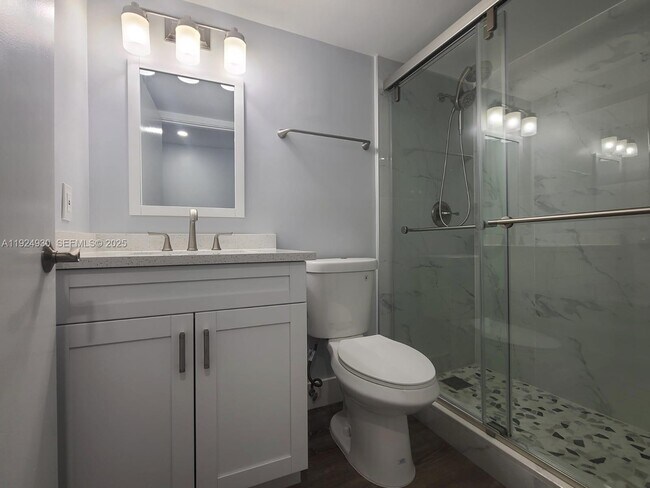 Building Photo - 8895 Fontainebleau Blvd