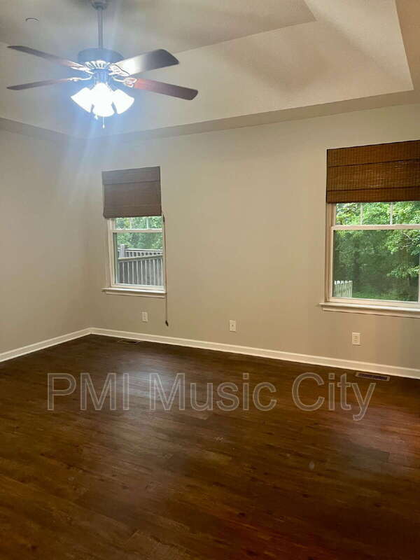 Building Photo - 225 Hickory Dr