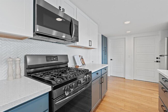 Building Photo - 402 W 55th St