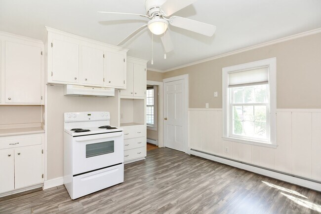 Building Photo - 118 Main St