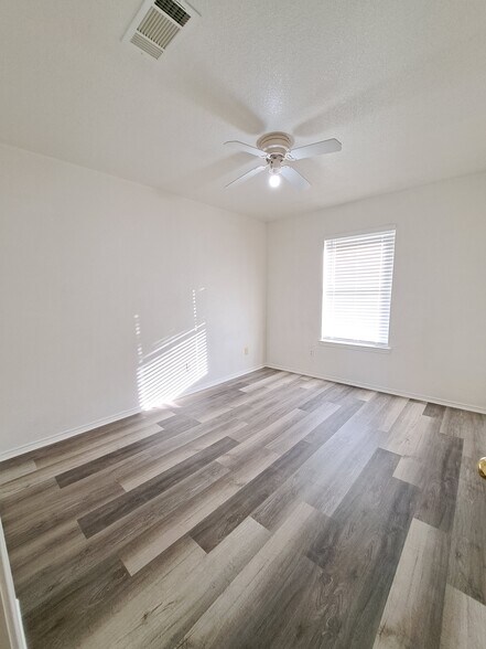 Building Photo - 5706 Greengate Dr