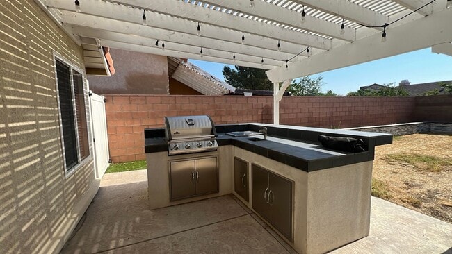 Building Photo - EAST PALMDALE HOME