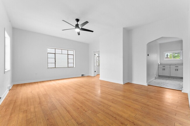 Building Photo - 140 Carver St
