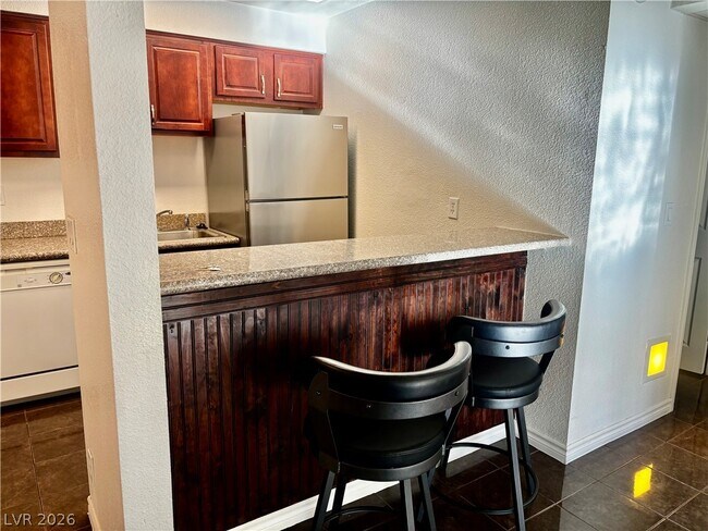Building Photo - 5044 River Glen Dr