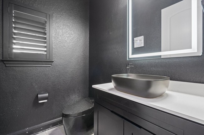 Building Photo - Stunning 4-Bedroom Home in Northwest Austi...