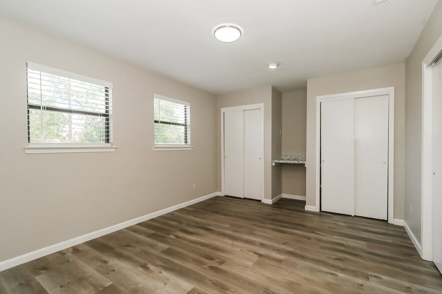 Building Photo - 114 Cloverleaf St