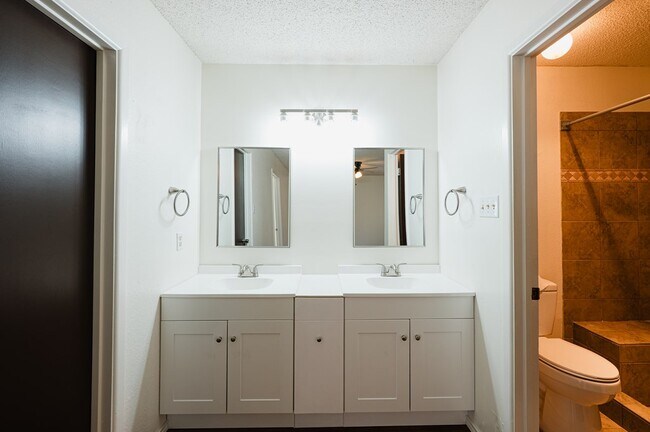 Building Photo - 5122 Sunnyside Dr