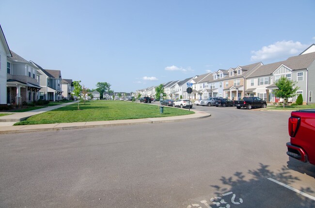 Building Photo - Stunning townhome