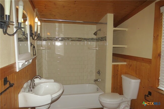 Building Photo - 202 S Mesquite St