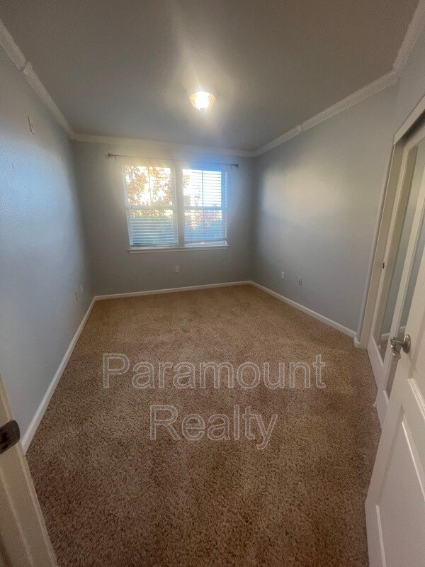 Building Photo - 700 S Abel St