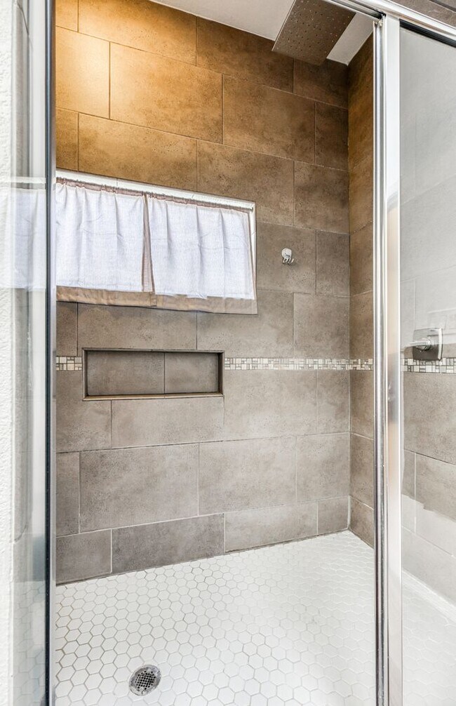 Building Photo - We have a beautiful home fully furnished with 4 bedroom-2 baths