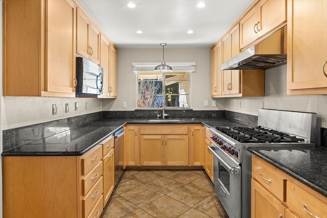 Building Photo - 504 Consuelo Dr
