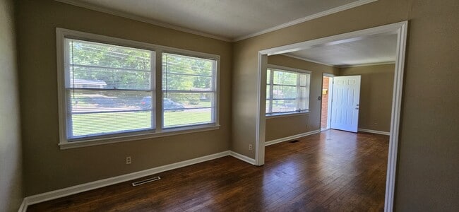 Building Photo - 2004 Roebuck St