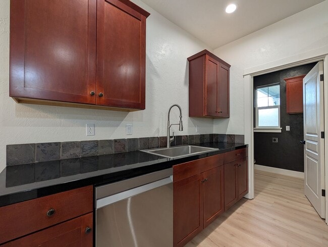 Building Photo - Beautiful 3+ Bedroom, 3 Bath Home With An ...