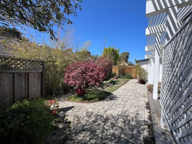 Building Photo - Charming 2BR/2BA Home Just Minutes from the Beach – Fully Landscaped, Spacious & Private