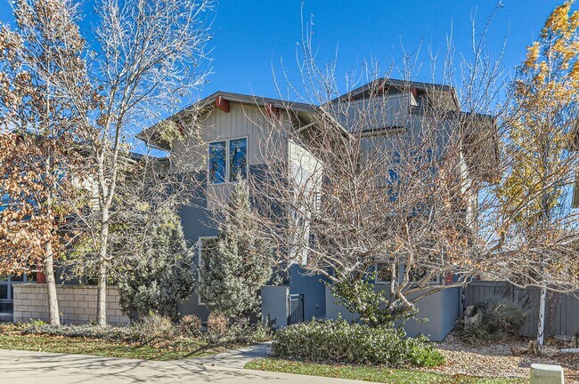 Building Photo - Modern 4-Bedroom Townhouse with Stunning Views in Boulder, CO
