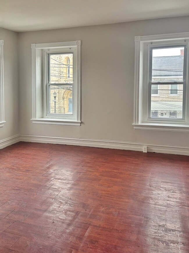 Building Photo - Spacious 5-Bed, 1-Bath, 1,890 sqt