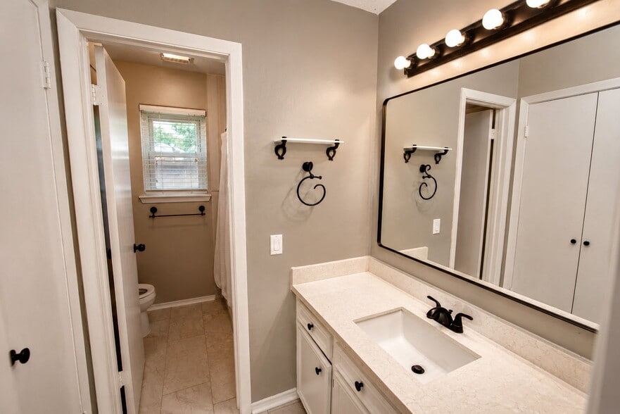 Building Photo - 2303 Silver Sage Dr