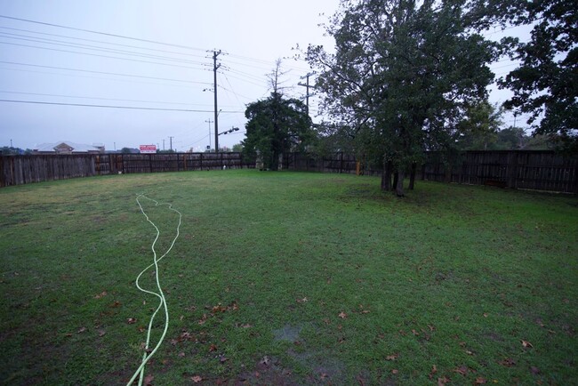 Building Photo - 3 Bedroom 2 Bath in South College Station,...