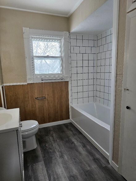 Building Photo - 107 S Hawley St