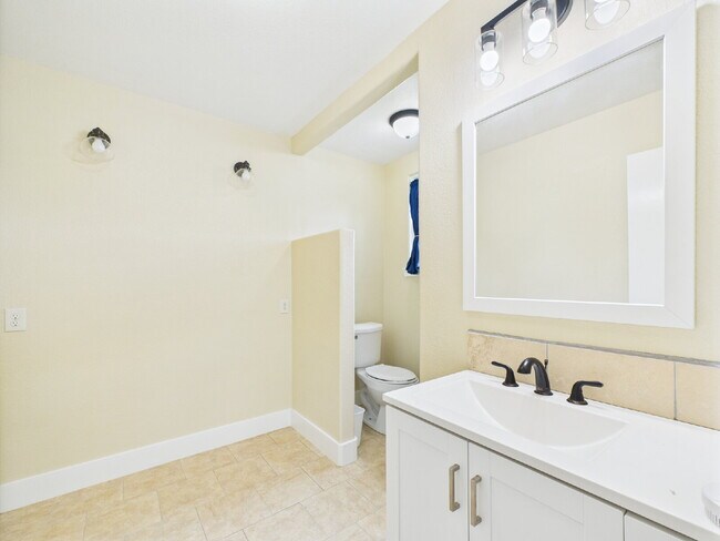 Building Photo - Furnished Move-in Ready 3/2