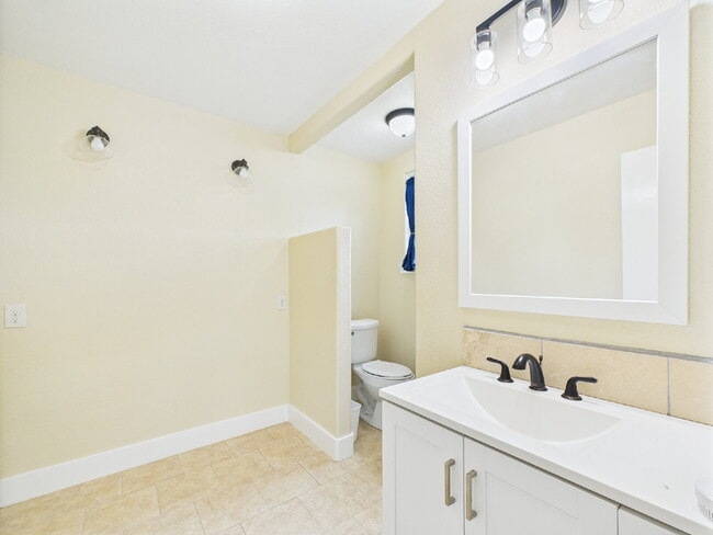 Building Photo - Move-in Ready 3/2