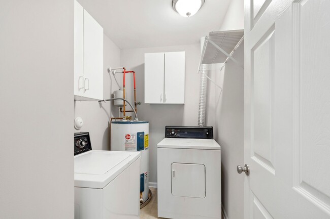 Building Photo - Beautifully Updated 3-Bedroom Townhome Nea...